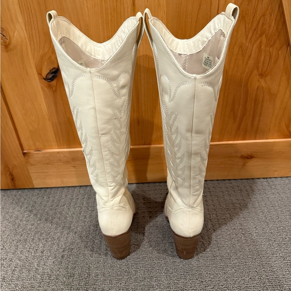 White Heeled cowboy Boots - Picture 4 of 8